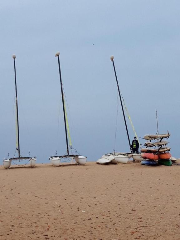 " Le Nid Douillet ", Un Fabuleux Studio, Calme, Cosy Et Bien Climatise Au Centre De Saly 外观 照片